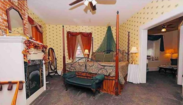 Dr. Hertich House was built in 1850 & is in the heart of historic Ste. Genevieve