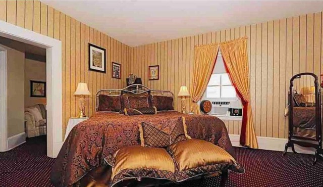 Dr. Hertich House was built in 1850 & is in the heart of historic Ste. Genevieve