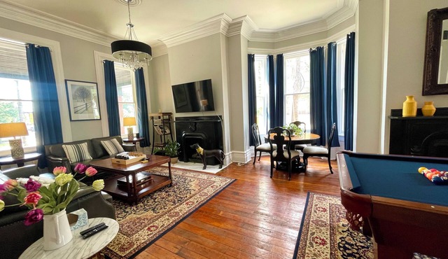 Draft price-drop! Walk 1 mile to Heinz Field Acrisure, free parking! Sleeps 14.