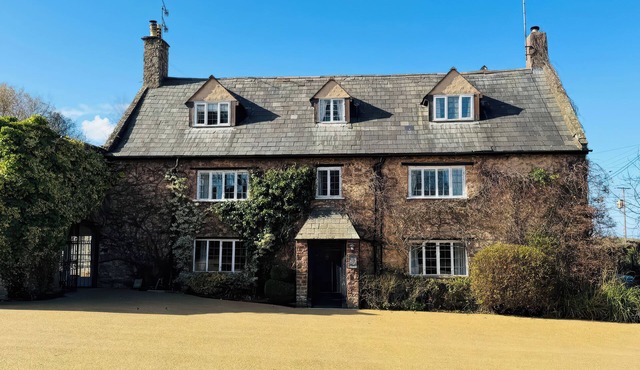 DRAGON HOUSE, pet friendly, character holiday cottage in Roadwater