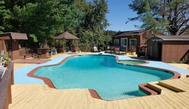 Dragon In My Cabin By The Pool Jacuzzi and Sauna