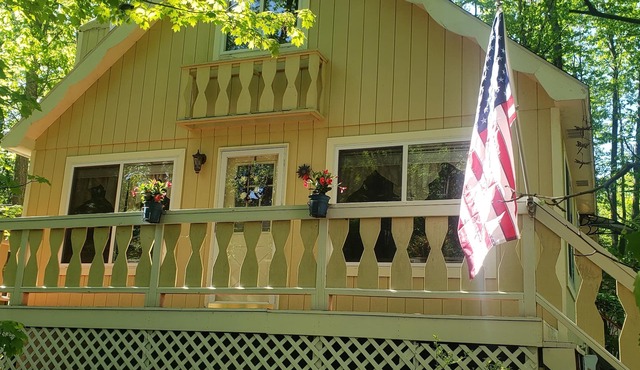 Dragonfly cottage 1/2 mile to Higgins Lake & 6 miles to snow/orv trail systems