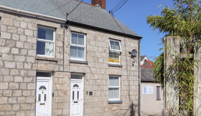 DRAGONFLY COTTAGE, pet friendly, with a garden in St Stephen