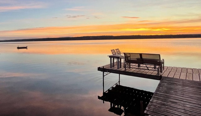 Dragonfly House: Charming lakefront cottage with private dock!