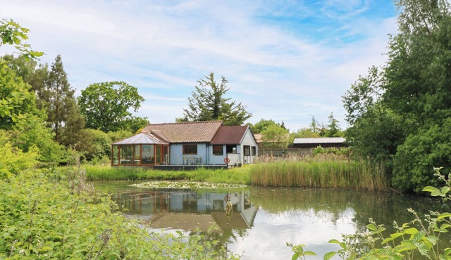 DRAGONFLY LODGE, pet friendly, country holiday cottage in Whinburgh