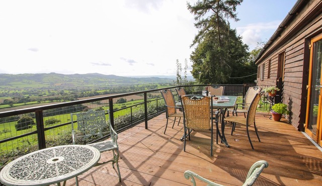 DRAGONFLY LODGE, pet friendly, with a garden in Minsterley