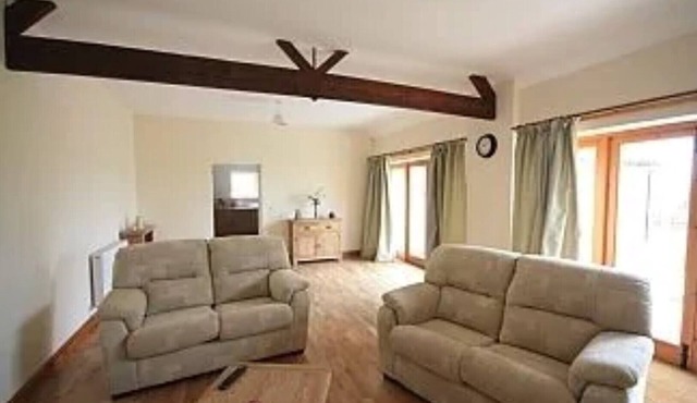 Dragonfly Sleeps 4 (2 Bedrooms)