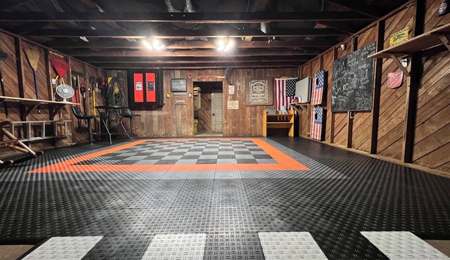 Dragons Lair - motorcycle friendly, all paved roads, lockable garage, no incline