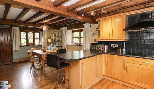 DRAGONSFELL, pet friendly, with hot tub in Kendal