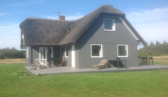 Dragstrup Vig. 130 m2 wooden holiday cottage w/thatchroof. 100m. to the beach.