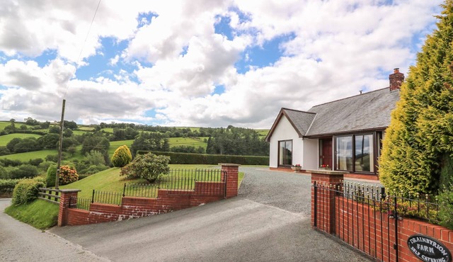 DRAINBYRION FARM HOUSE, family friendly, with open fire in Llanidloes