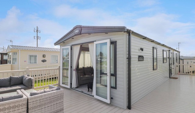 DRAKE 11, pet friendly, country holiday cottage in Cayton Bay