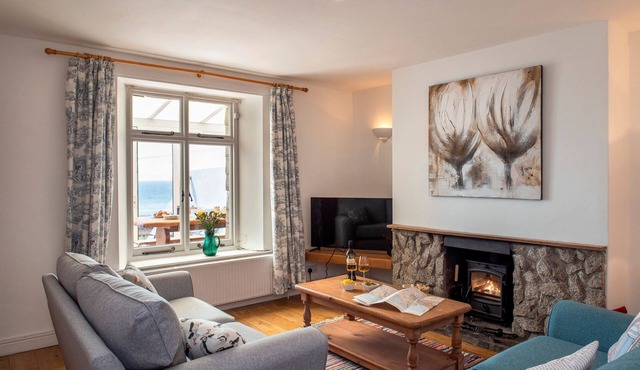 Drake- A Coastal Cottage with Hot Tub & Stunning Views