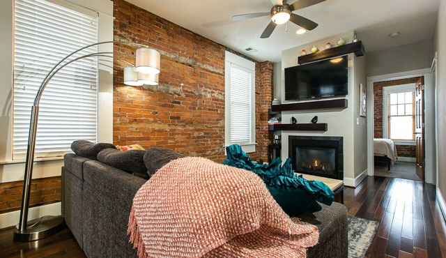 Drake House: City View (Private Hot Tub)