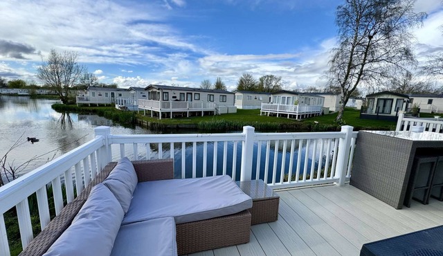 Drakes View, dog friendly and on the edge of Mallard Lake