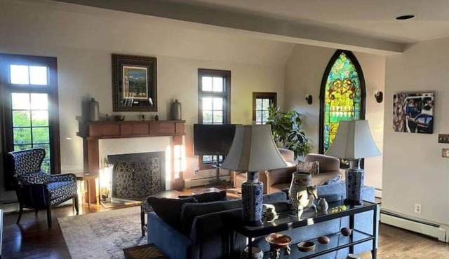 Dramatic 4BR Chevy Chase, MD home w/great design touches