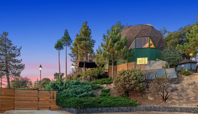Dramatic Geodesic Dome with amazing views, AC, spa and walk to town cold tub