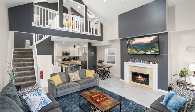 Dramatic Wrigley Loft +PRIVATE Rooftop, Center of Wrigley, Ranked GUEST FAVORITE