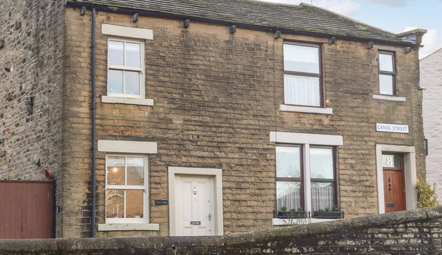 DRAY COTTAGE, pet friendly, with a garden in Skipton
