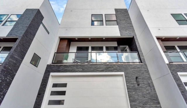 Dre's Luxurious Townhome!