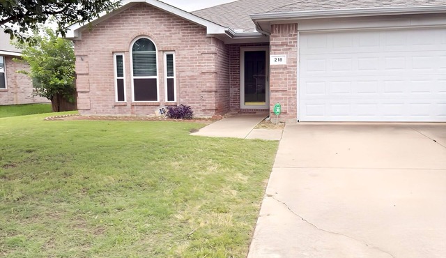 Dream away in this charming 3 beds home with split bedrooms for added privacy.
