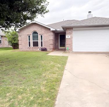 Dream away in this charming 3 beds home