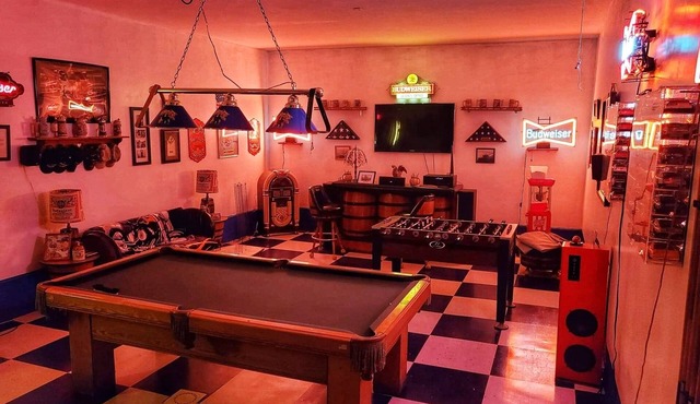 Dream cabin with mancave and views of Lake Cumberland.