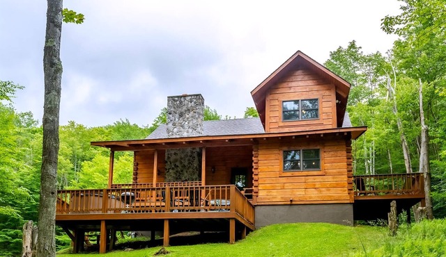 Dream Catcher - 2014 Cabin Mountain Road Dream Catcher - Classic Cabin on Private 3 Acre Lot w/Pond, Pet Friendly, Hot Tub