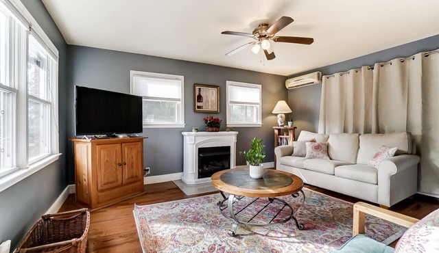 Dream Catcher Bungalow - Near Uptown, Bojangles Coliseum & BOA! Pet & Family Friendly, Plus 15% off!