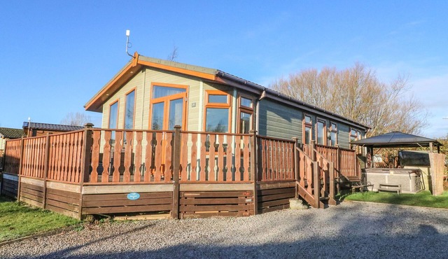 DREAM CATCHER LODGE, family friendly, with hot tub in Carnforth