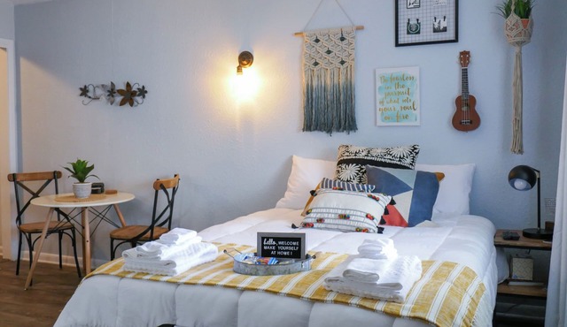 Dream Condo near downtown with Pool, AC/Heater and walkable Melrose Neighborhood