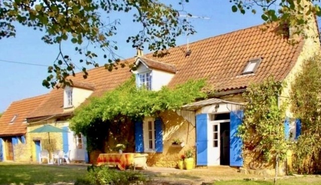 Dream Country Farmhouse with Private Pool & Garden for families & fast free WiFi