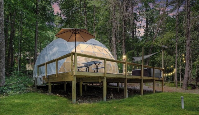 Dream Dome - Romantic Retreat + Wifi A/C + Hot Tub