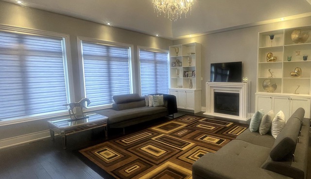 Dream Escape! Pristine home 5 mins to Canada's Wonderland - 20 mins to Pearson