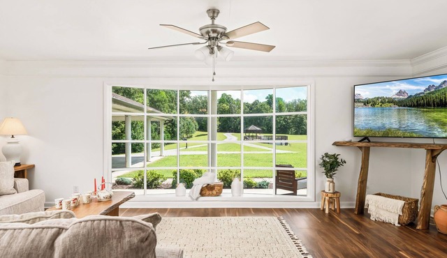 Dream Estate with Pool, Bonfire, Game Room & 100 Acres of Nature