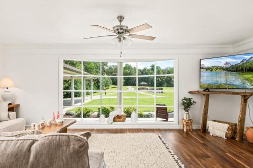 Dream Estate with Pool, Bonfire & 100 Acres Nature