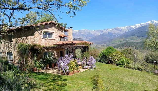 Dream farm with swimming pool and spectacular views of the Sierra de Gredos