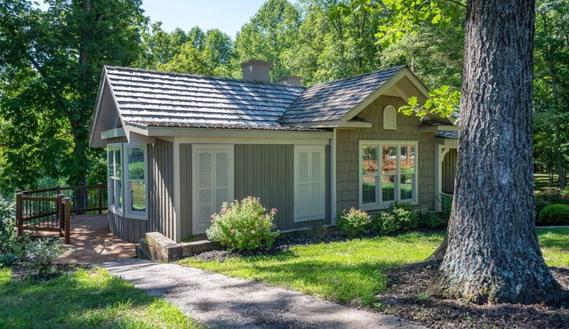 Dream Getaway Cottage w/Endless Hilltop Views - Seasonal Pool/Hot Tub