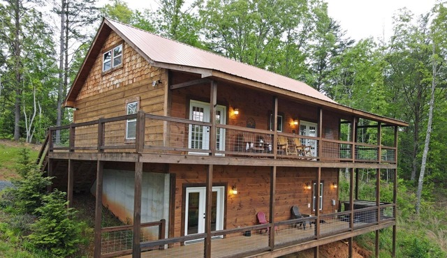 Dream Hideaway Cabin Rental 4br/2ba, hot tub, wifi, pool table