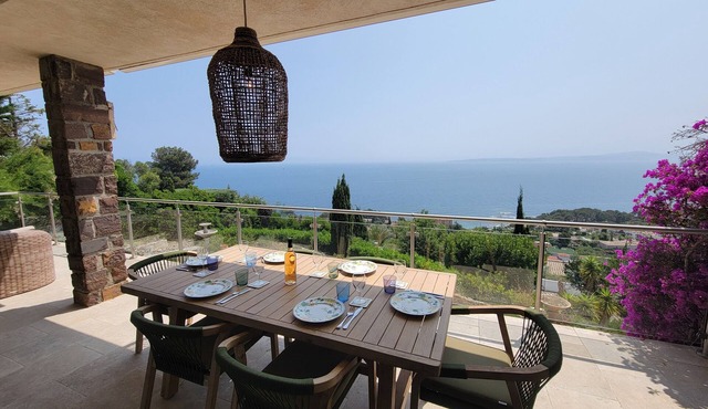 Dream holiday home with breathtaking sea view and ideal location