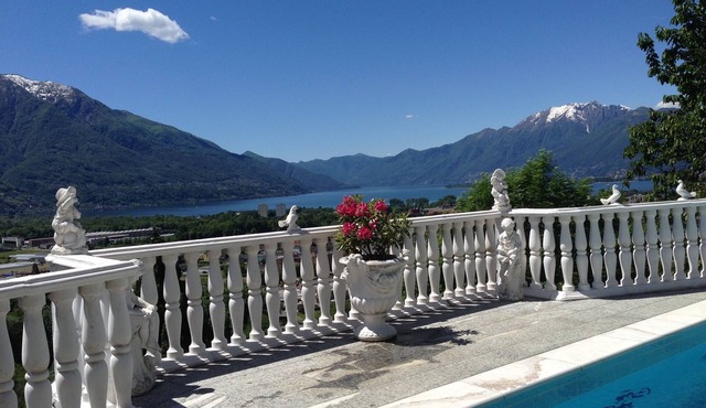 Dream holiday house with a fantastic view of Lake Maggiore and the swimming pool