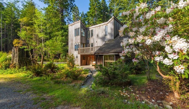 Dream House in the Redwoods with Hot Tub and Sauna