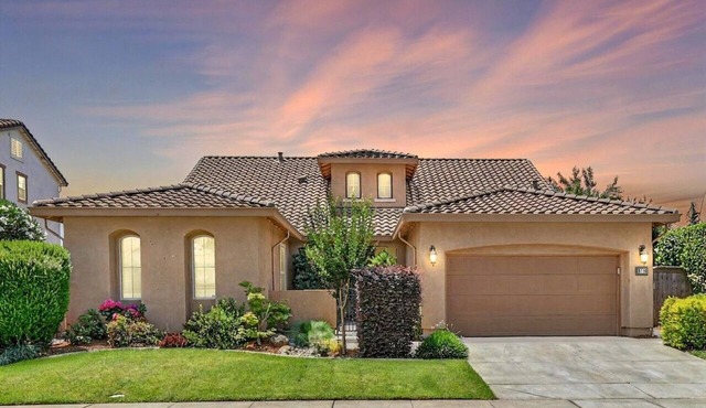 Dream house with 2 Master bedrooms, covered patio in the Elk Grove center