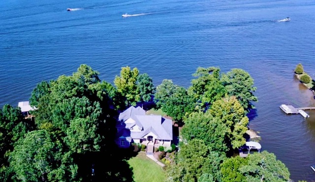 Dream Lake House! 4 Bedrooms/King Beds + 4 Full Baths on Lake Wateree!