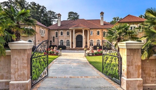 Dream Mansion 10 BR + Pool/Hot Tub near DT Atlanta Long Term Rental