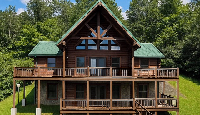 Dream Mtn Lodge - 5BR/4BA cabin w/Hot Tub, Pool Table, Gas Logs & WiFi!