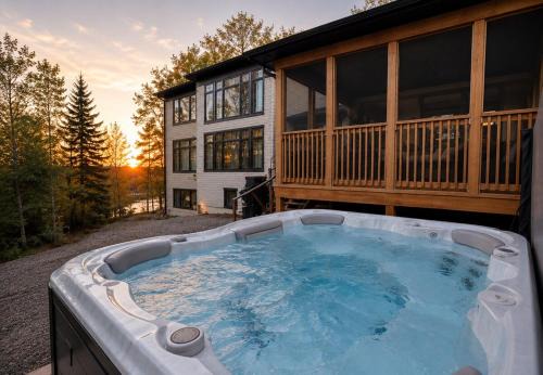 Dream Muskoka Retreat with Hot Tub, BBQ, Fire Pit and Theatre Room