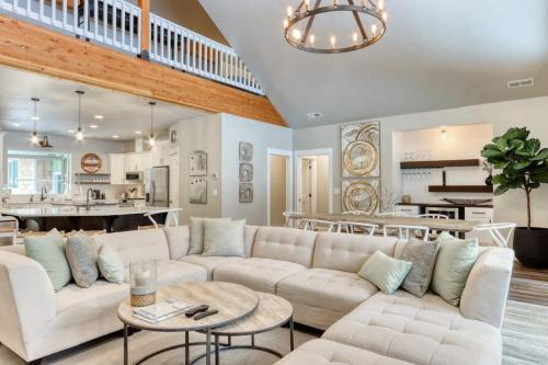 Dream on the Deschutes River with private sauna game room & massage chairs