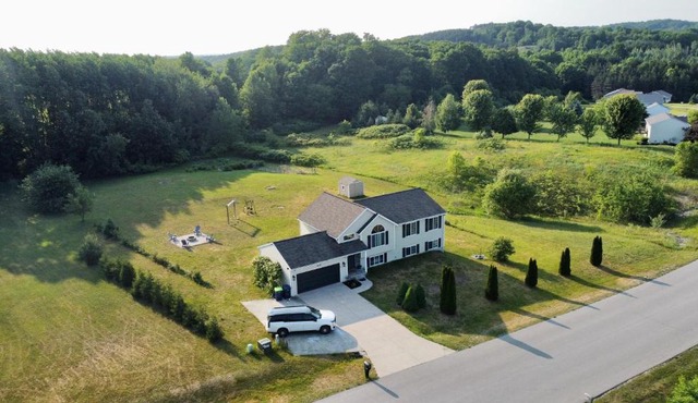 Dream Palace with HOT TUB-Game Room-Fire Pit-5BR-3BA