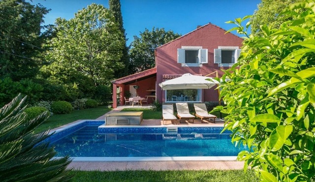 Dream peaceful 2-bedroom cottage with private pool/parking/AC/Wifi